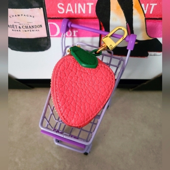 🍓NWOT Faux leather strawberry coin pouch🍓 - Picture 3 of 4